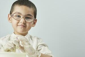 marrant enfant dans des lunettes à la recherche à caméra photo