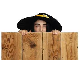 Halloween fille dans sorcière costume sur en bois planche photo