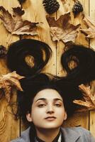 l'automne femme. tomber saison concept. une portrait de mensonge sur en bois sol femme. Haut vue photo