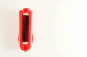 une rouge brosse avec une manipuler sur une blanc surface photo