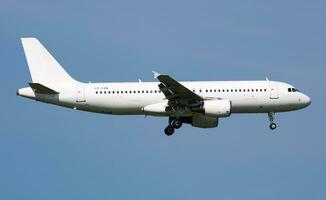 smartlynx Airbus a320 ly-renard passager avion arrivée et atterrissage à Vienne aéroport photo