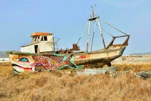 un vieux bateau est couvert dans graffiti photo