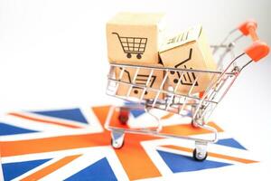 boîte avec achats en ligne Chariot logo et uni Royaume drapeau, importer exportation Commerce la finance livraison commerce. photo