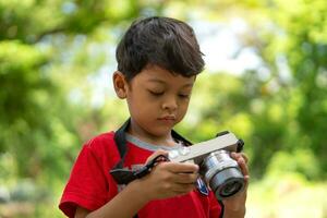 asiatique enfant utilisation numérique caméra prise photo