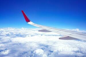 aile de un avion en volant au dessus le nuage photo