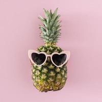 ananas avec lunettes de soleil en forme de coeur