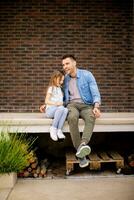 père et le sien fille avoir une bien temps dans de face de maison porte photo