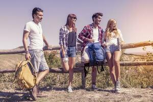 groupe de Jeune randonneurs dans le montagnes en train de préparer un excursion photo