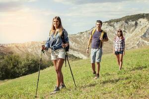 groupe de Jeune randonneurs en marchant vers le horizon plus de le Montagne photo