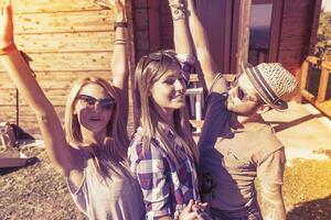 groupe de souriant copains prise marrant selfie avec intelligent téléphone photo