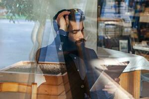 Jeune homme d'affaire prise une Pause dans une café photo