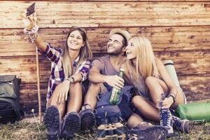groupe de souriant copains prise marrant selfie avec intelligent téléphone photo