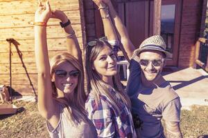 groupe de souriant copains prise marrant selfie avec intelligent téléphone photo