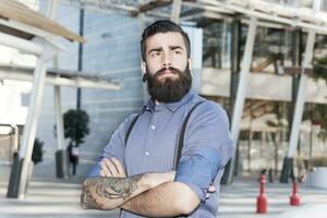 portrait de Jeune branché dans le cœur de ville photo