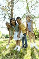 groupe d'enfants asiatiques et caucasiens s'amusant dans le parc photo