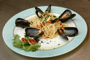 italien cuisine. premier plats. Pâtes avec moules. photo