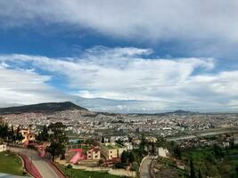 une vue de le ville de le Haut de une colline photo