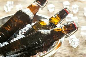 bouteilles de Bière dans la glace cubes photo