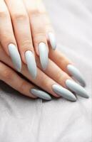 gris ongles sur gris dentelle Contexte. photo