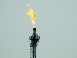 pétrole brûlant contre le bleu ciel dans Thaïlande photo