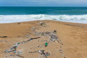 Plastique déchets environnement la pollution sur le plage photo