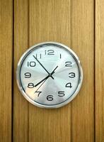 classique mur l'horloge sur en bois Contexte photo