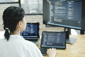 il programmeur départs travail sur bureau ordinateur. photo