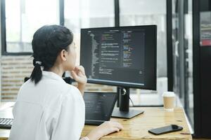 il programmeur départs travail sur bureau ordinateur. photo