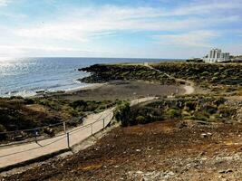 une chemin pistes à le plage et océan photo