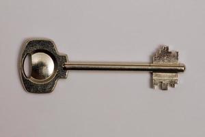 l'ancienne clé de serrure mécanique utilisée dans les portes intérieures des maisons. photo