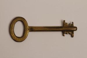 l'ancienne clé de serrure mécanique utilisée dans les portes intérieures des maisons. photo
