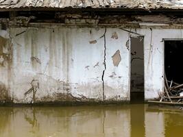 ai généré vieux abandonné maison dans le ville photo