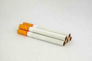 le tabac cigarettes pile sur blanc Contexte photo