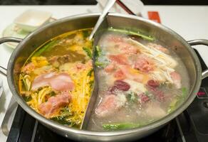 shabu shabu cuisine Viande avec légume bouilli dans deux soupe photo