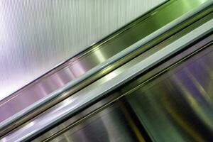 côté couloir escalier mécanique dans métro à Urbain photo