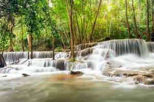 magnifique huay mae Khamin cascade dans tropical forêt tropicale à srinakarine nationale parc photo