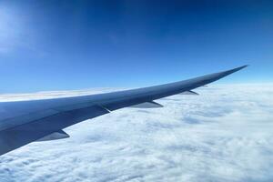 vue de avion aile avec nuage sur bleu ciel photo