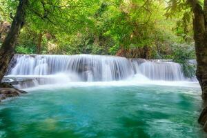 magnifique huay mae Khamin cascade dans tropical forêt tropicale à srinakarine nationale parc photo
