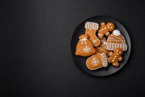 délicieux biscuits au pain d'épice au miel, au gingembre et à la cannelle photo