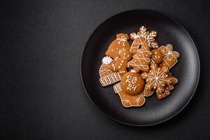 délicieux biscuits au pain d'épice au miel, au gingembre et à la cannelle photo