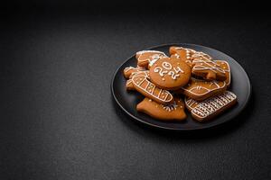 délicieux biscuits au pain d'épice au miel, au gingembre et à la cannelle photo