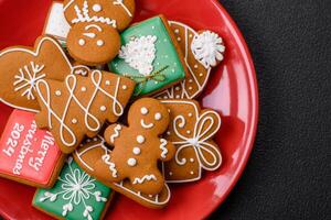 magnifique Noël pain d'épice biscuits de différent couleurs sur une céramique assiette photo