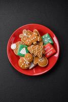 magnifique Noël pain d'épice biscuits de différent couleurs sur une céramique assiette photo