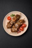 délicieux frit shish kebab de poulet ou porc Viande avec sel, épices et herbes photo