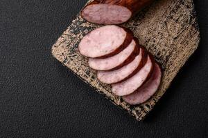 délicieux fumé saucisse avec sel et épices Couper dans tranches photo