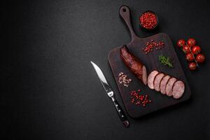 délicieux fumé saucisse avec sel et épices Couper dans tranches photo