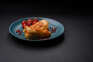 délicieux chou Rouleaux avec Viande, riz, sel, épices et herbes photo