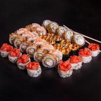 Sushi ensemble sur ardoise assiette photo