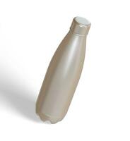 l'eau bouteille isolé sur blanc Contexte le rendu 3d illustration avec métallique texture photo