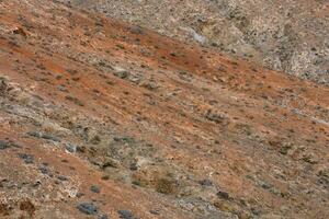 flanc de coteau avec rouge rochers photo